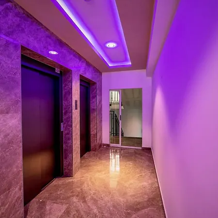 Penthouse Chic By Landev شقة